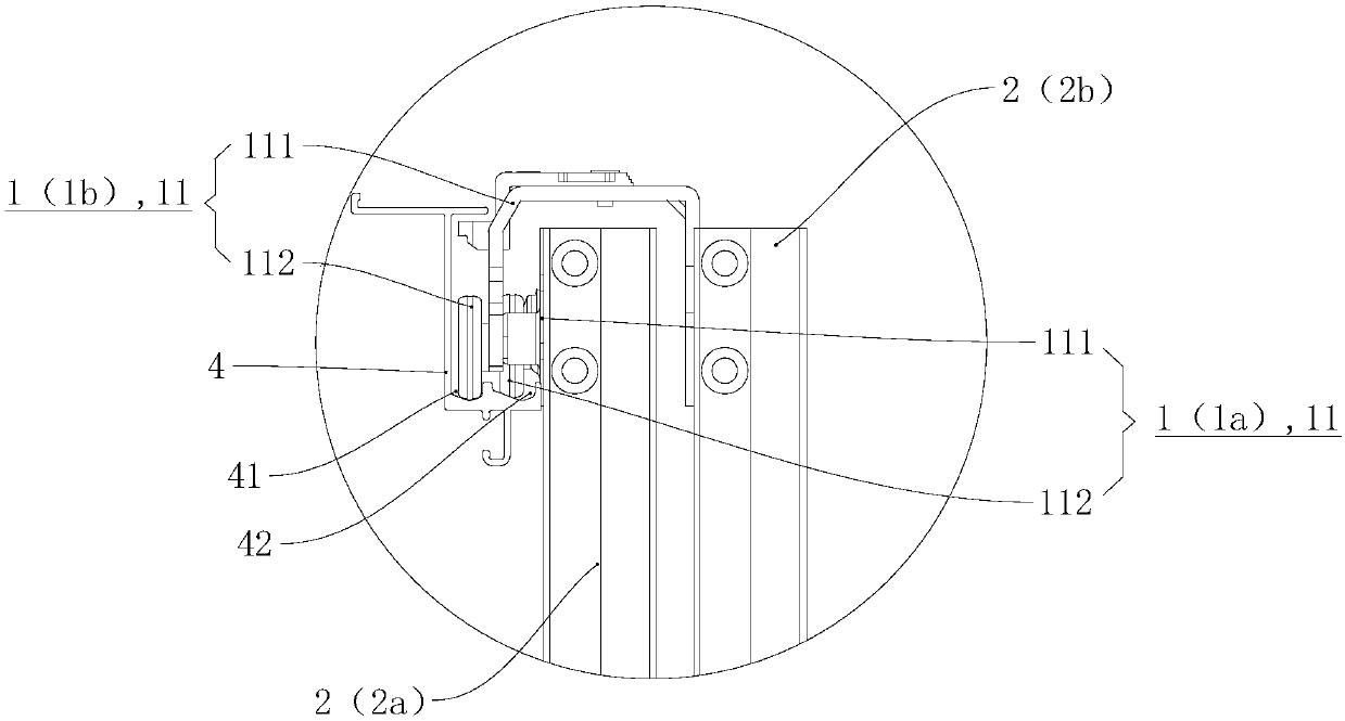 Sliding door connecting structure, sliding door assembly and door cabinet device