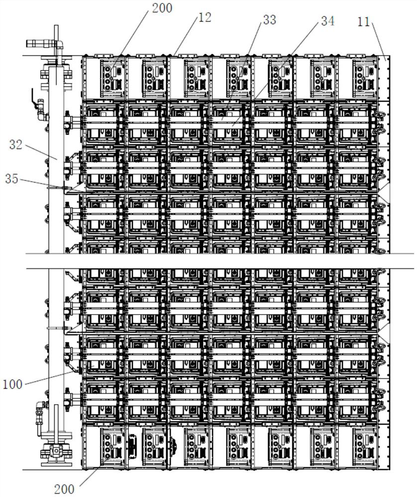 Battery mounting bracket and ship