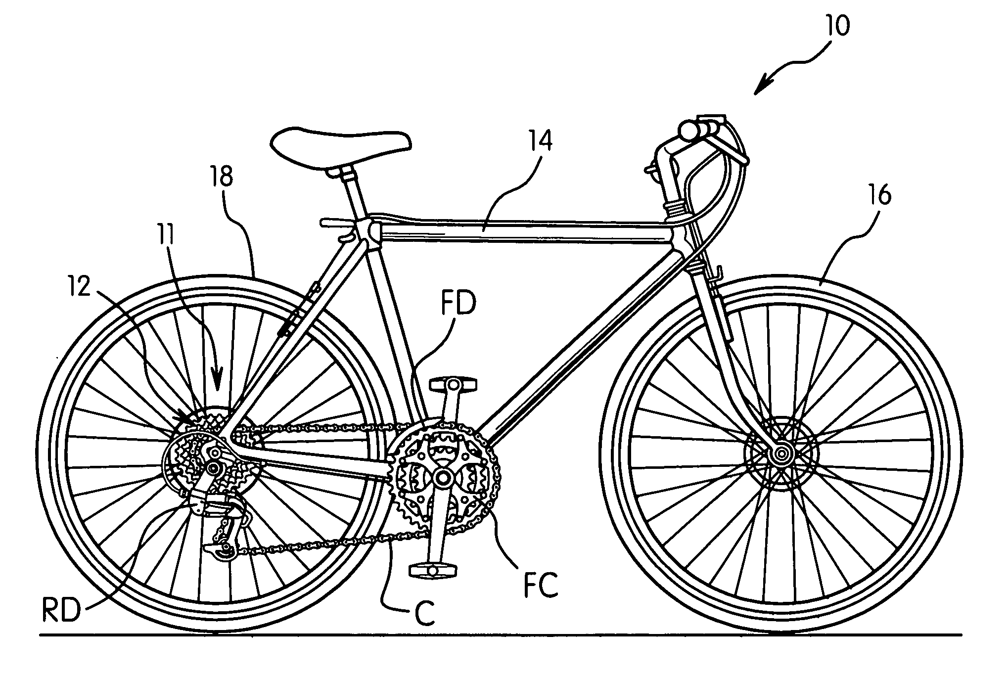 Bicycle sprocket assembly having a reinforcement member coupled between sprockets