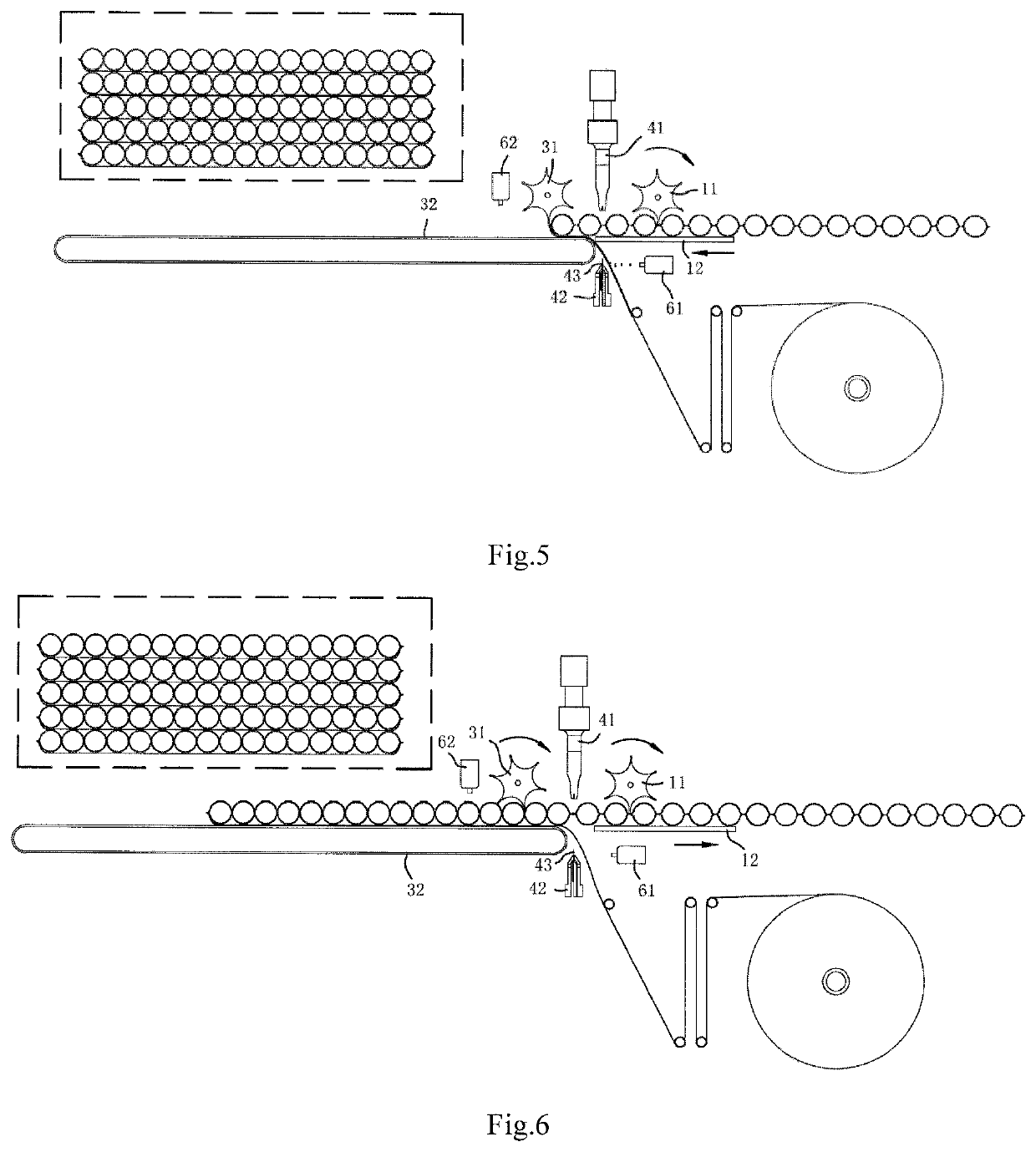 Bagged spring bed core with side connected to strip-shaped material and manufacturing device and method thereof