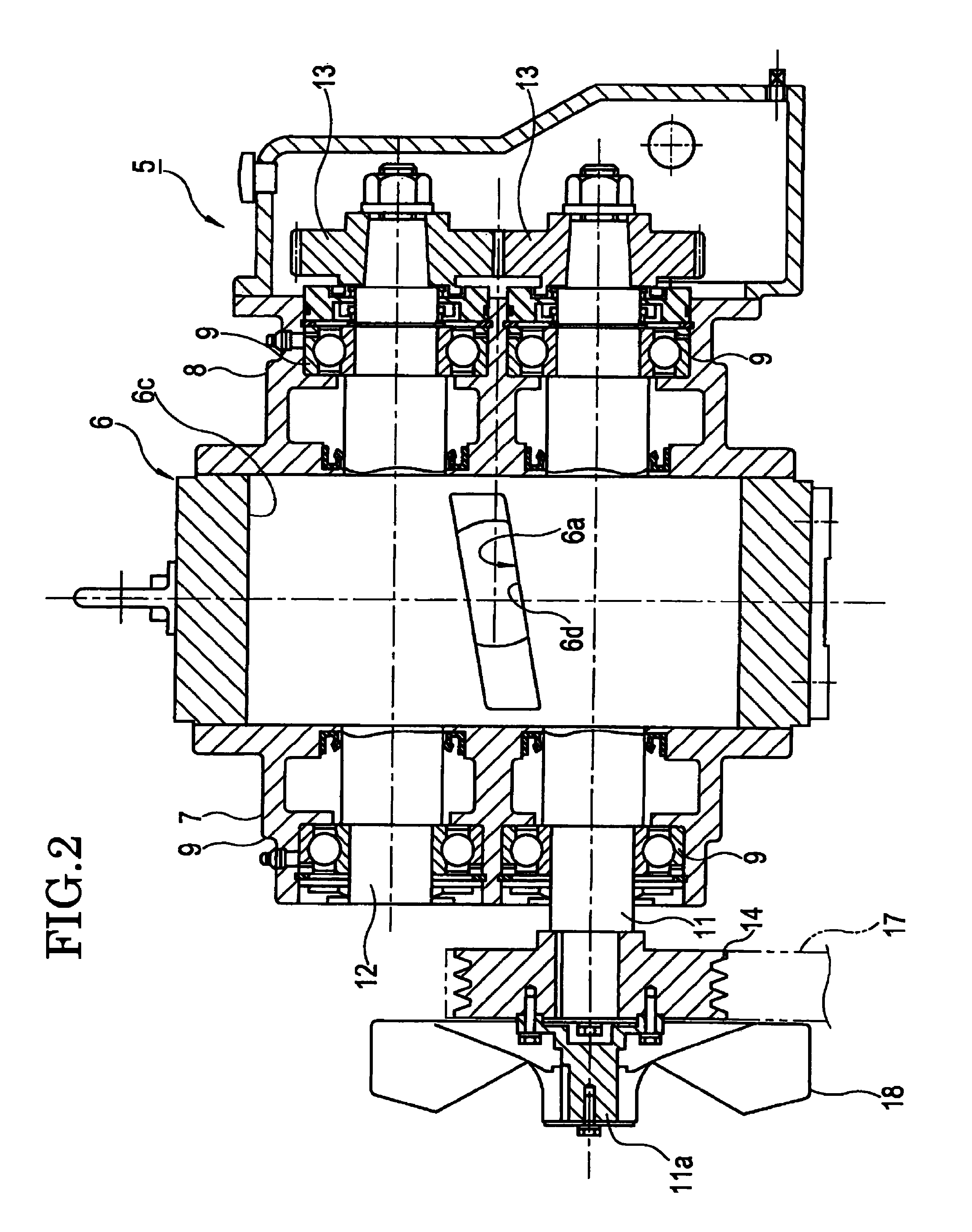 Single stage root type-vacuum pump and vacuum fluid transport system employing the single stage root type-vacuum pump
