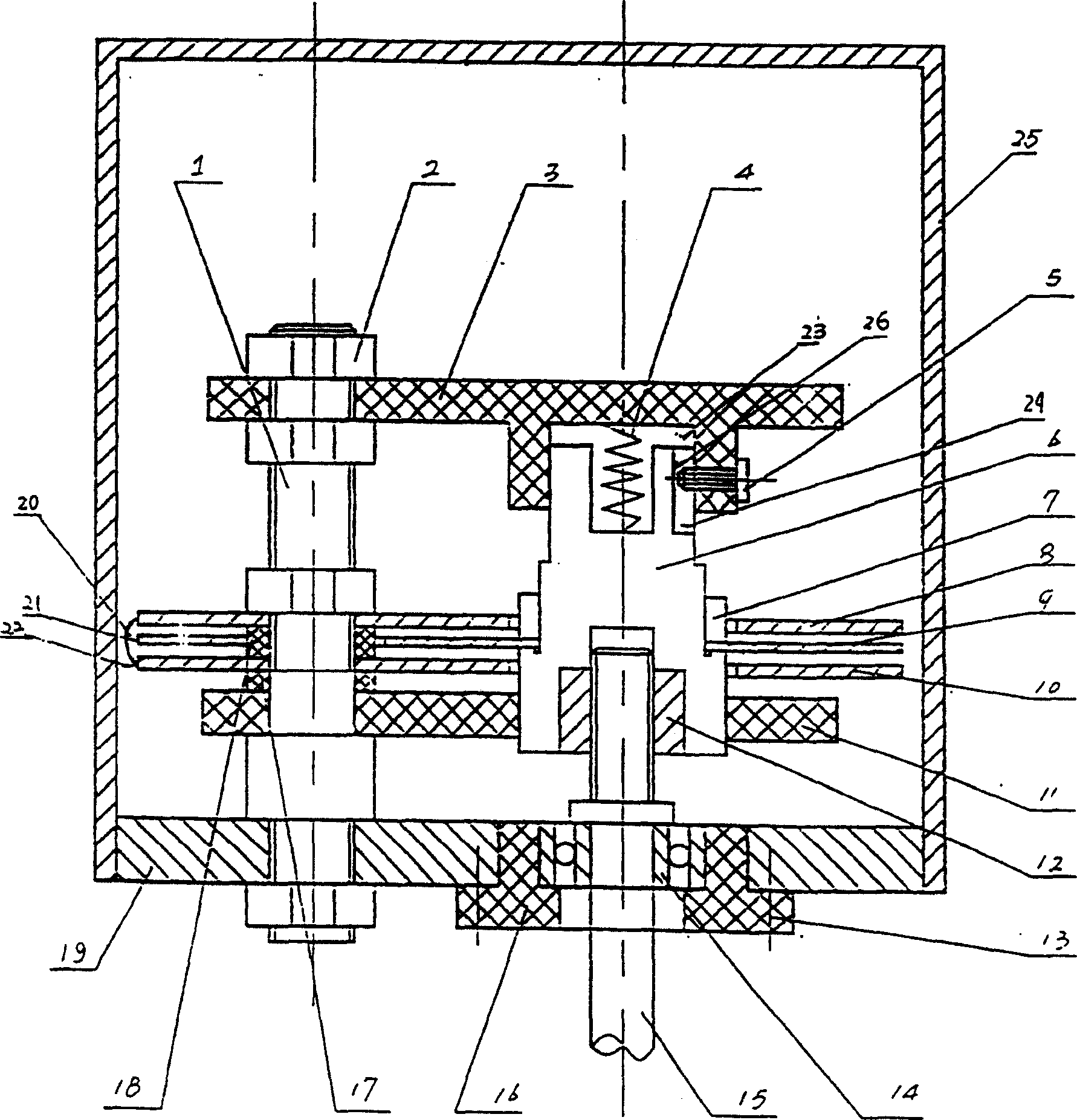 Distance variable condenser type impulse-width modulation output type angular displacement sensor