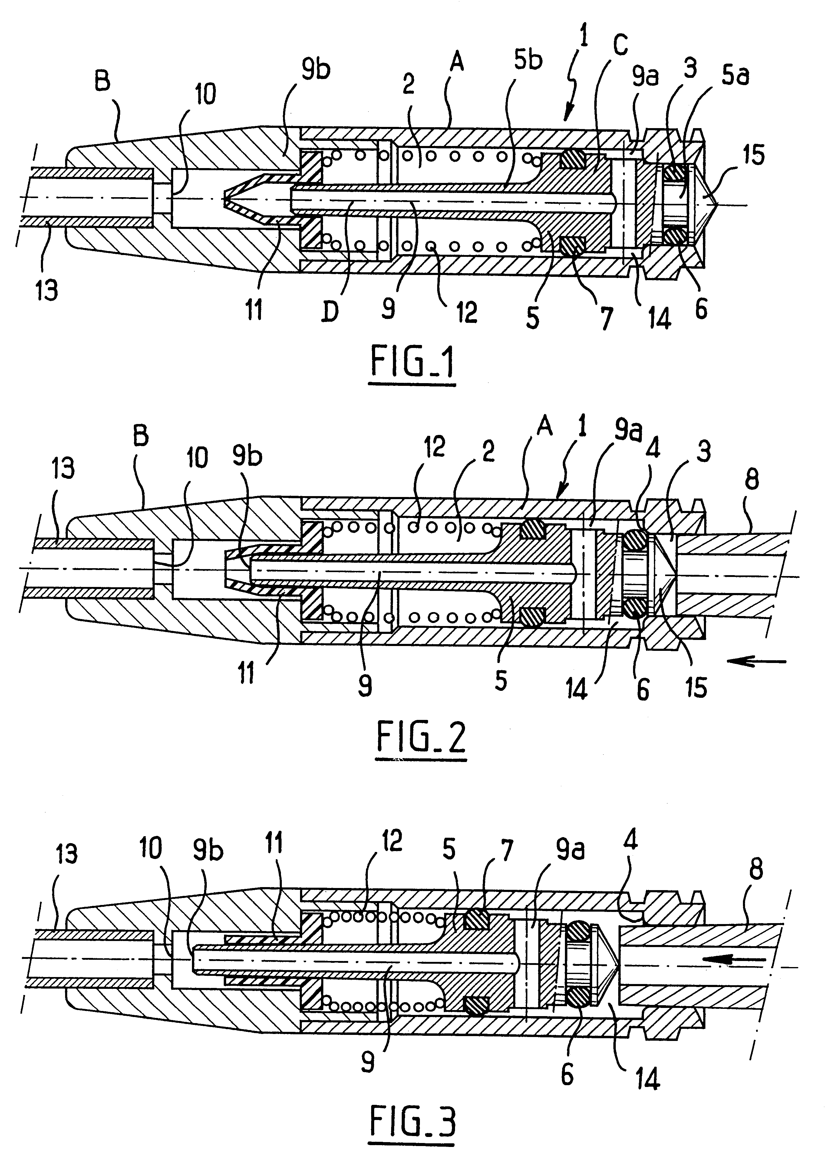 Automatically-closing connector for connecting a liquid injection head to an injection outlet