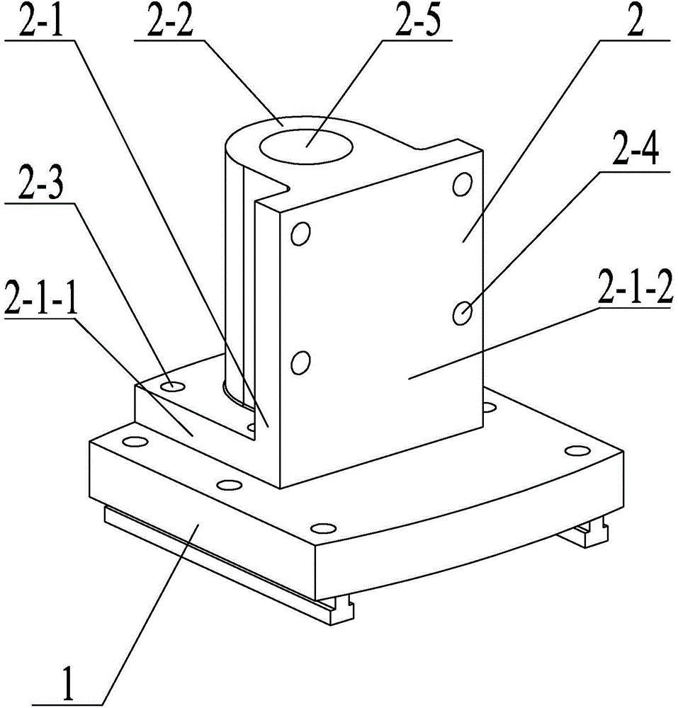 A tool holder for bidirectional clamping of tool bars installed on a flat rotating disk