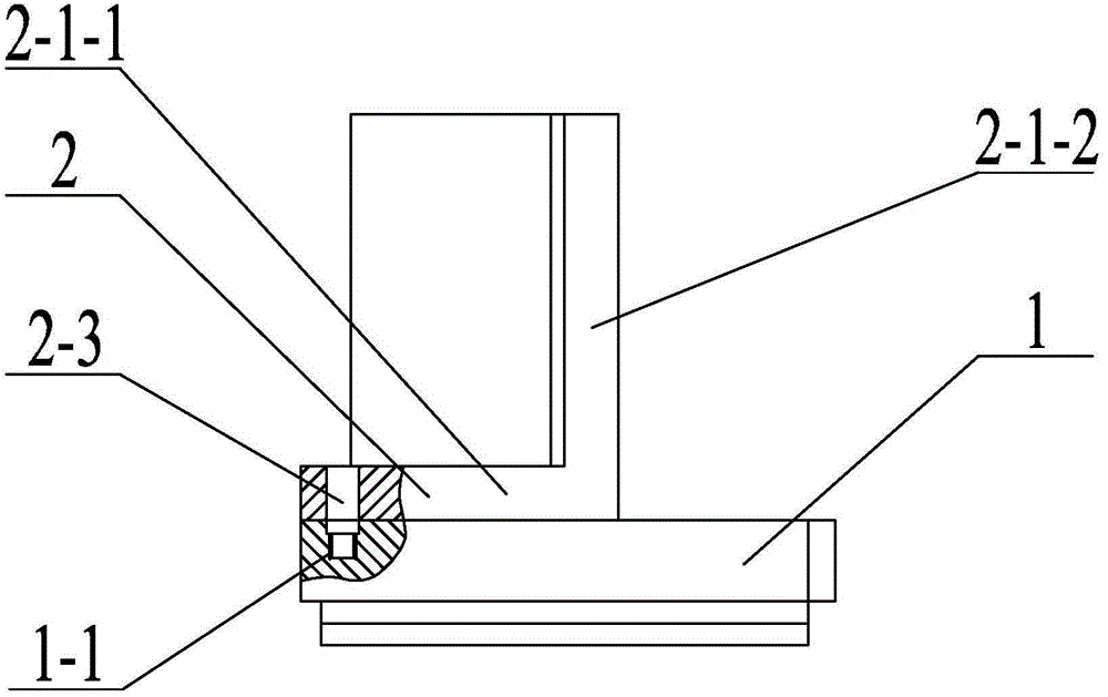 A tool holder for bidirectional clamping of tool bars installed on a flat rotating disk