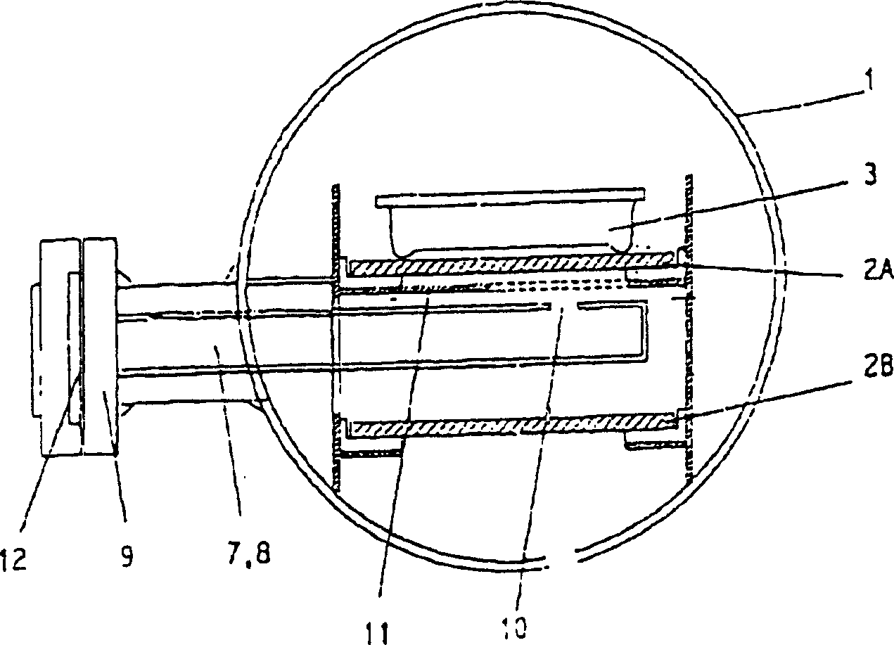 Method and device for heating sealed cooked food in dish by microwave