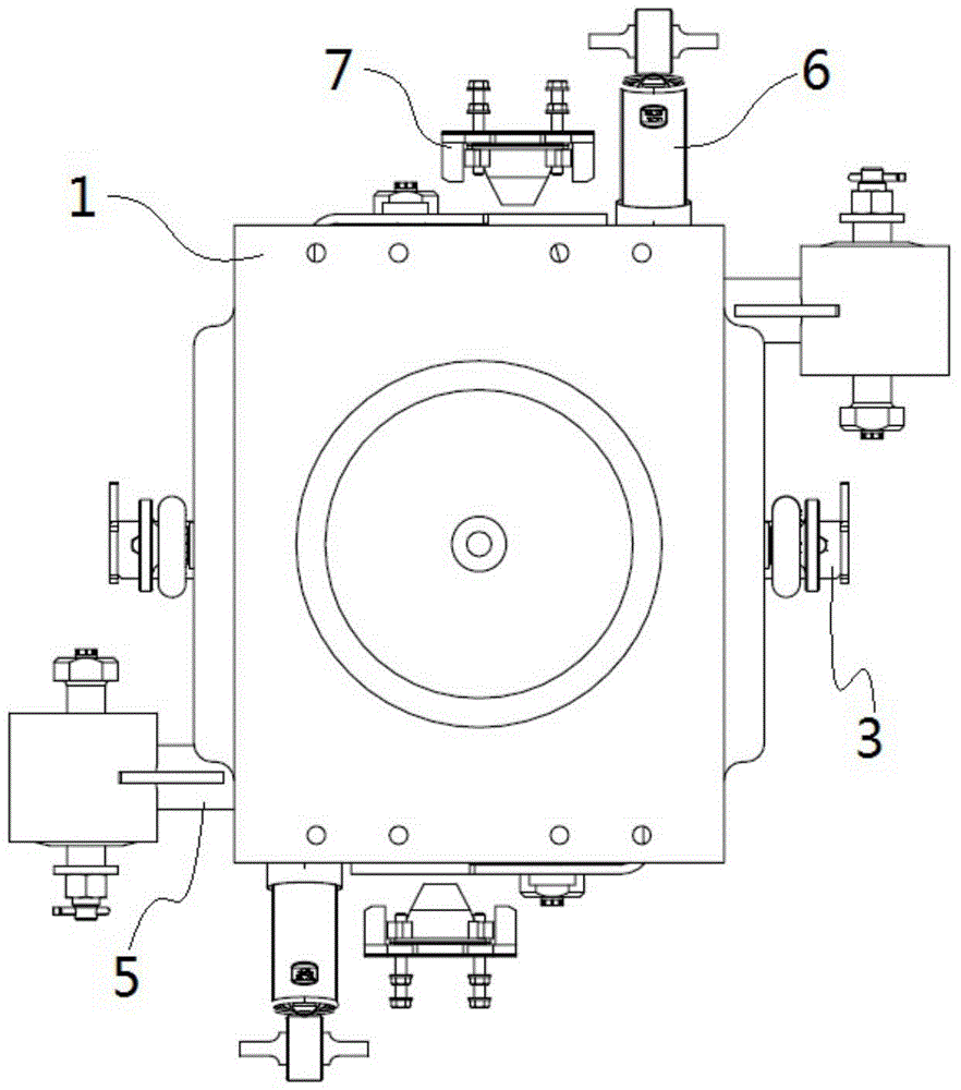Multifunctional compact traction device for center pin
