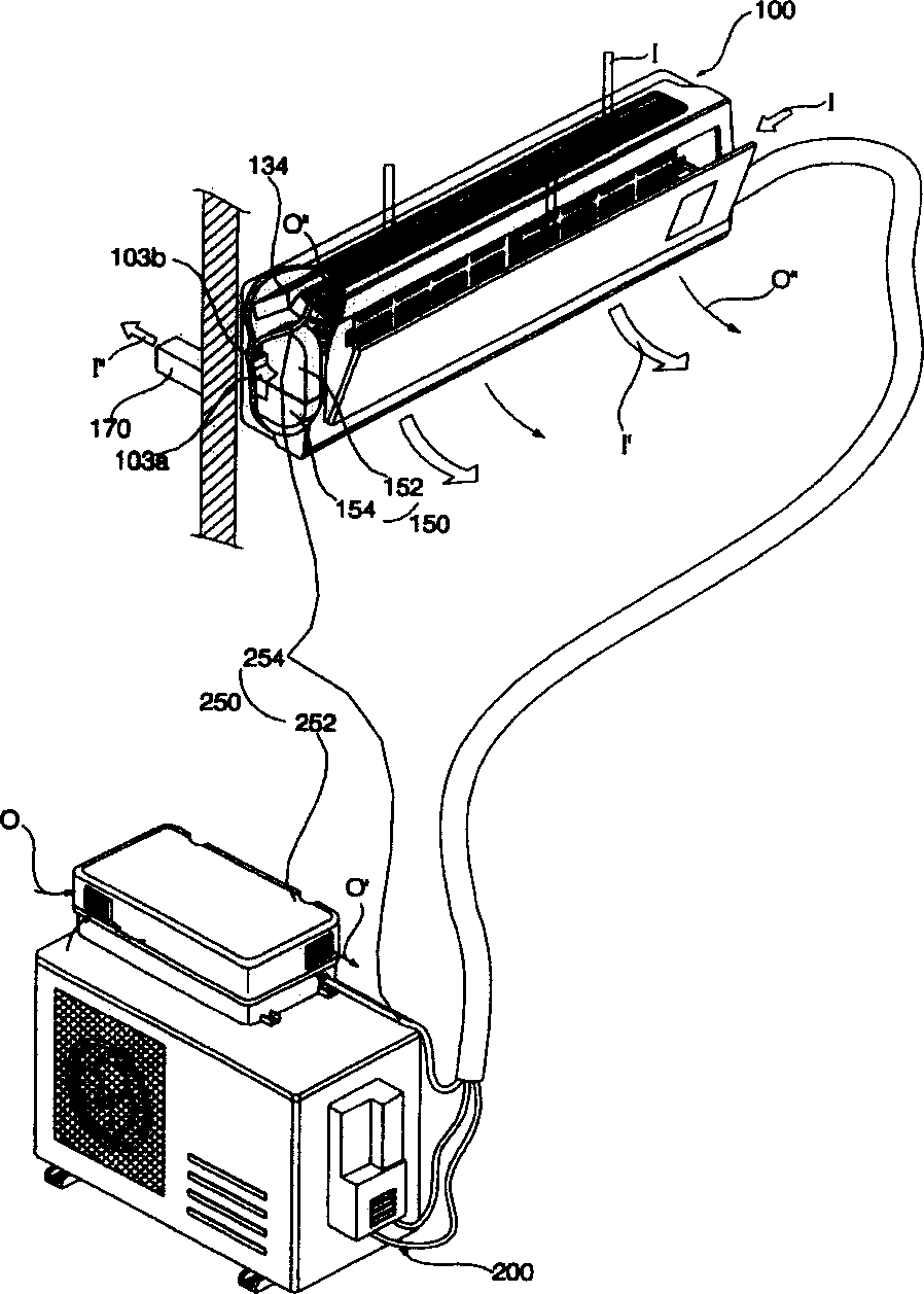 Air conditioner condensed water discharging structure