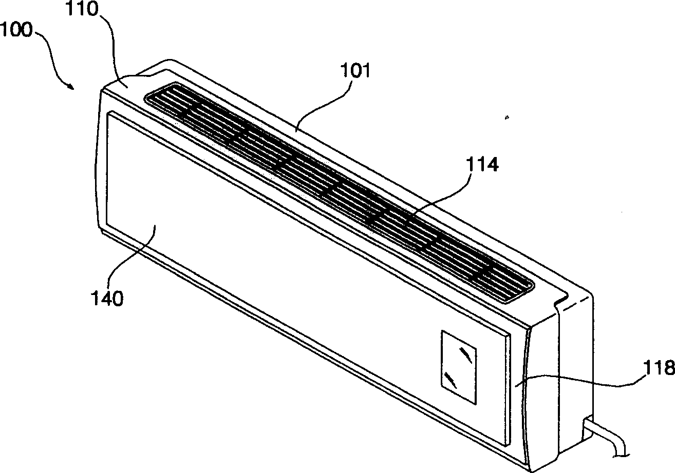 Air conditioner condensed water discharging structure