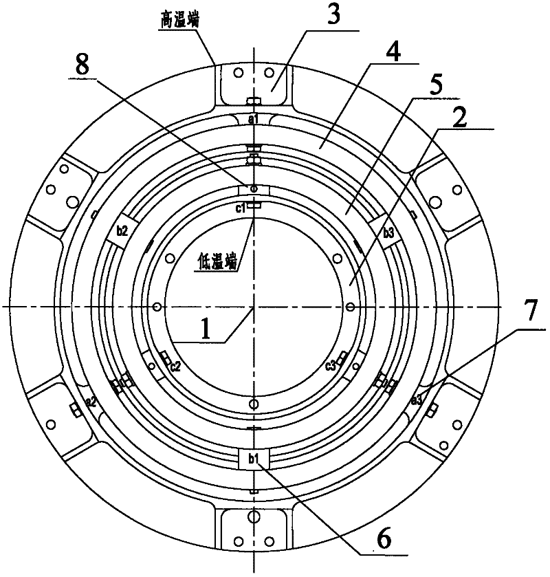 Low temperature optical system support device with high heat insulation efficiency and small thermal stress influence