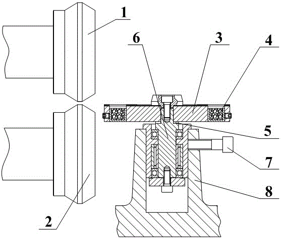 A saw blade rolling device capable of preventing saw blade surface scratches and center hole deformation