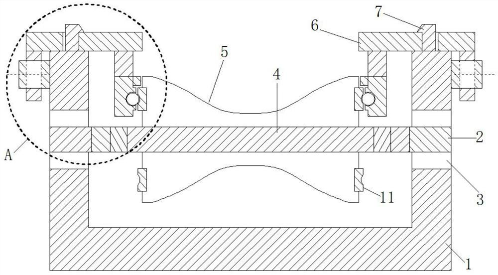 A conduction anti-deflection and replacement structure of a packing belt feed roller
