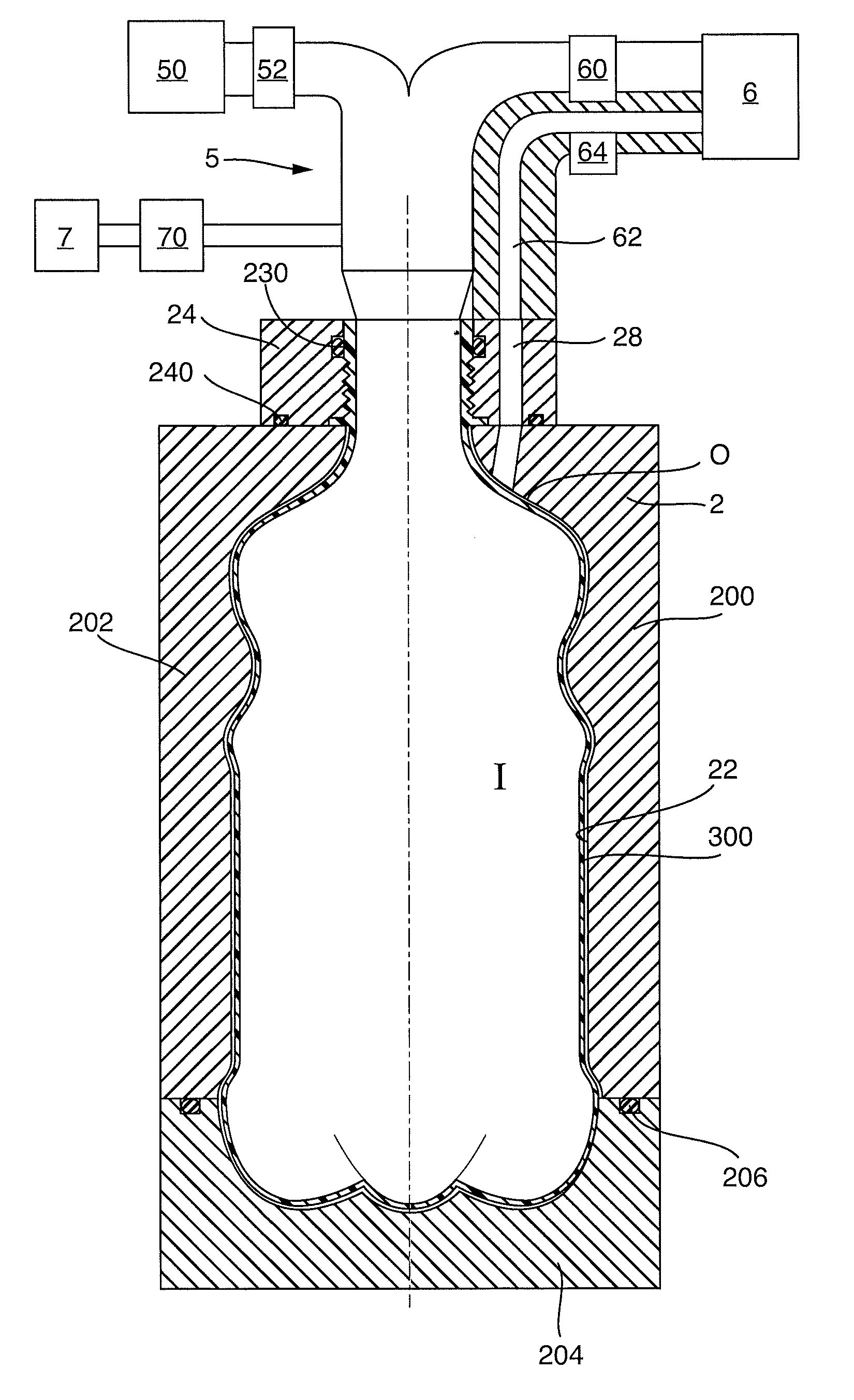 Apparatus and method for producing a plastic bottle and for filling it with a filling product