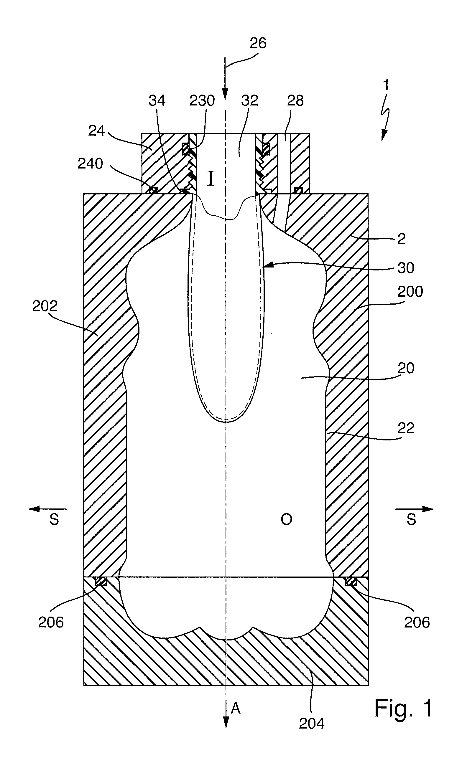 Apparatus and method for producing a plastic bottle and for filling it with a filling product