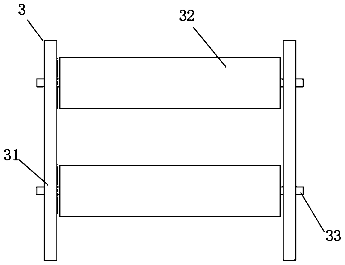 Raw material pressing device for producing a flame-retardant plastic-wood composite material