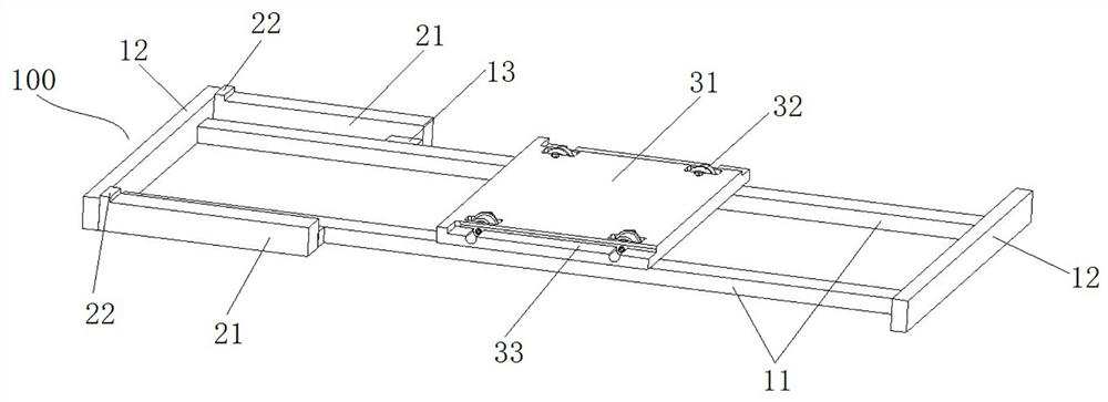 Mold closing device and mold closing method for three-post insulator mold