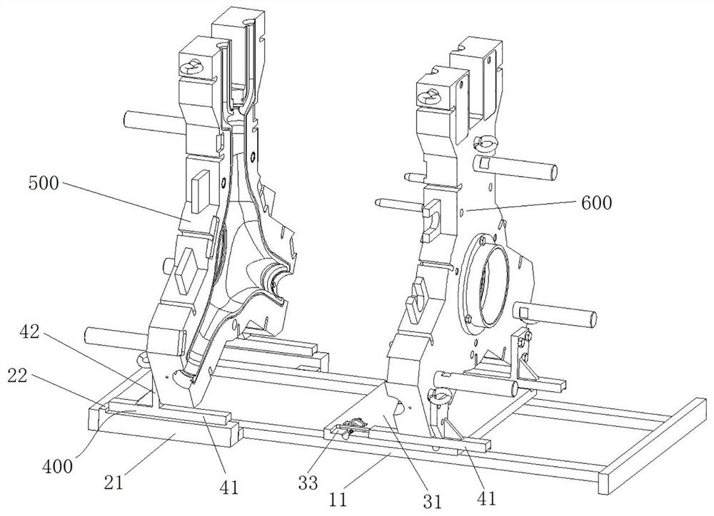 Mold closing device and mold closing method for three-post insulator mold