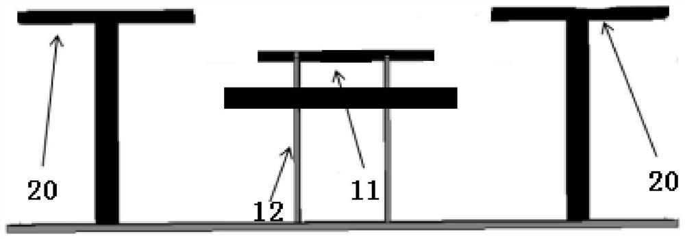 Asymmetric decoupling structure and base station antenna system