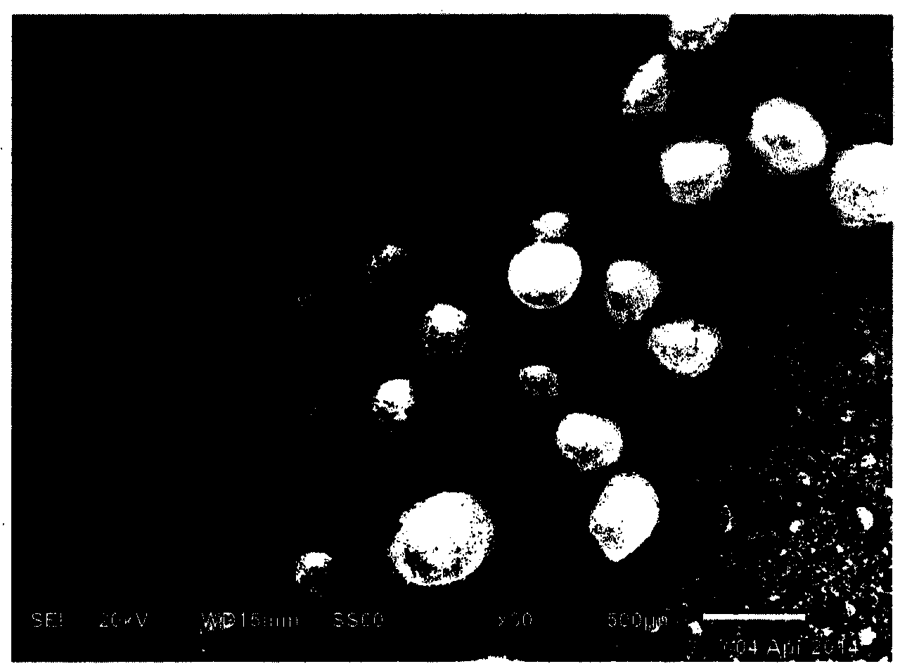 New low-density high-intensity ceramsite fracturing propping agent and preparation method thereof