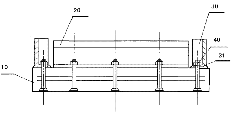 High-temperature resisting conveyor belt with diaphragm plates and retaining sides