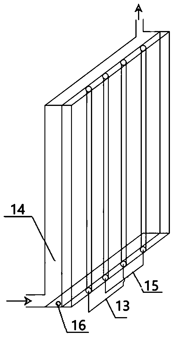 Heat pump seawater desalination device utilizing evaporator and condenser