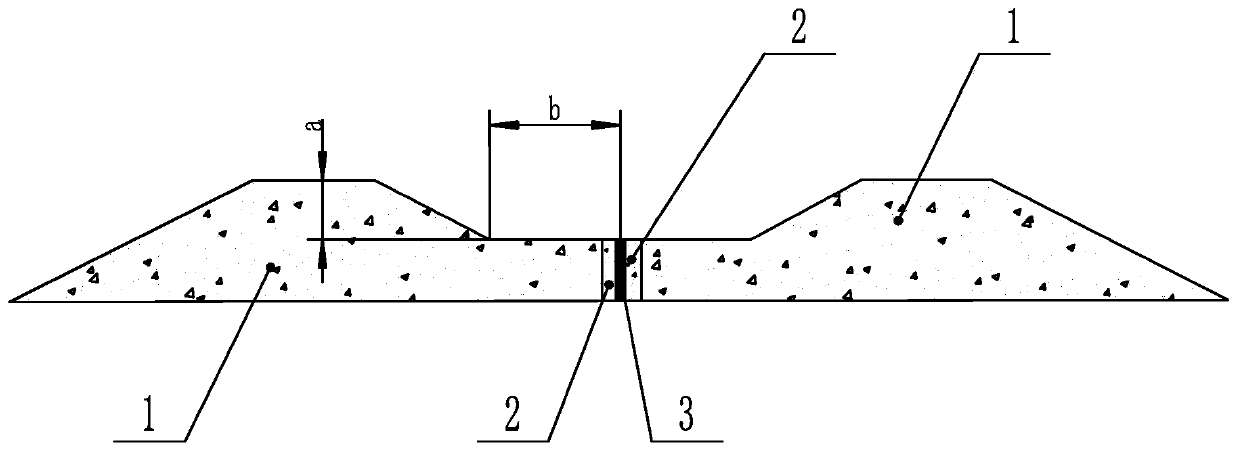 Asphalt concrete construction method for preventing wind and sand by utilizing filling height difference between dam body and core wall