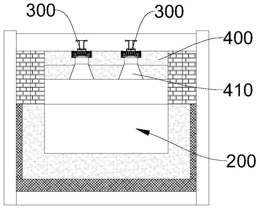 Refining furnace and molten zinc refining equipment